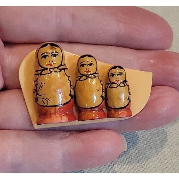 Charming Vintage Nesting Dolls Brooch Pin Trio of Wooden Hand Painted Babushkas - Picture 7 of 7